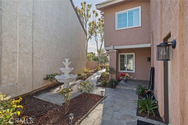 Detail Gallery Image 3 of 33 For 1981 W Bayshore, Anaheim,  CA 92801 - 3 Beds | 2/1 Baths