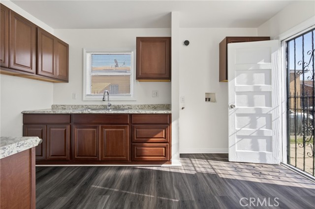 Detail Gallery Image 14 of 38 For 1300 W 90th St, Los Angeles,  CA 90044 - 6 Beds | 3 Baths