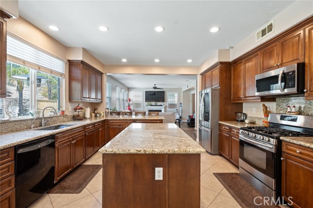 40924 Diana Lane, Lake Elsinore CA: https://media.crmls.org/medias/0bcfa916-5b58-4af8-9d29-71f7f4ff15f7.jpg