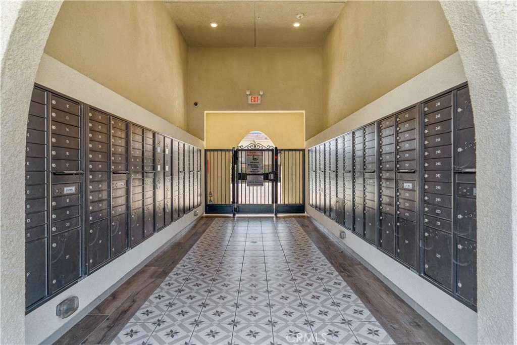 https://media.crmls.org/medias/0bd0769b-498b-4dba-85c1-36d18d40521a.jpg?preset=X-Large