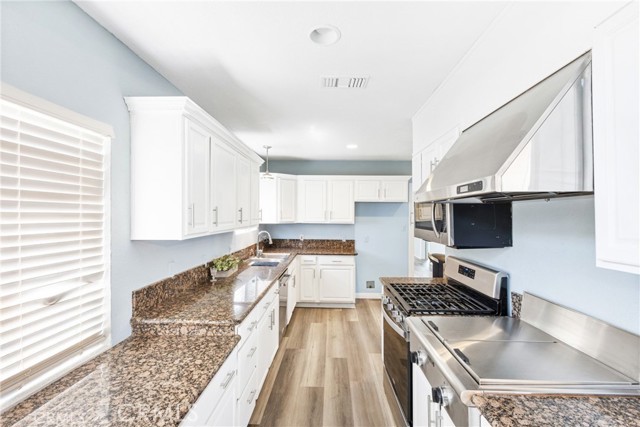 Detail Gallery Image 12 of 28 For 9232 S 7th Ave, Inglewood,  CA 90305 - 4 Beds | 2/1 Baths