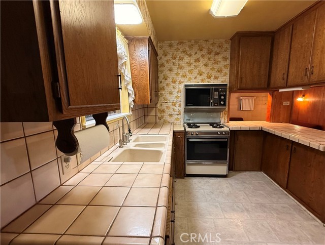 9929 Saticoy Street, Burbank CA: https://media.crmls.org/medias/0bd2c644-1cab-4b41-9fda-ea6535581990.jpg