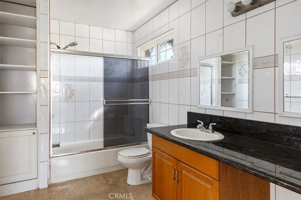 https://media.crmls.org/medias/0bd37871-df05-4380-a44a-6b3fa891fdb9.jpg?preset=X-Large