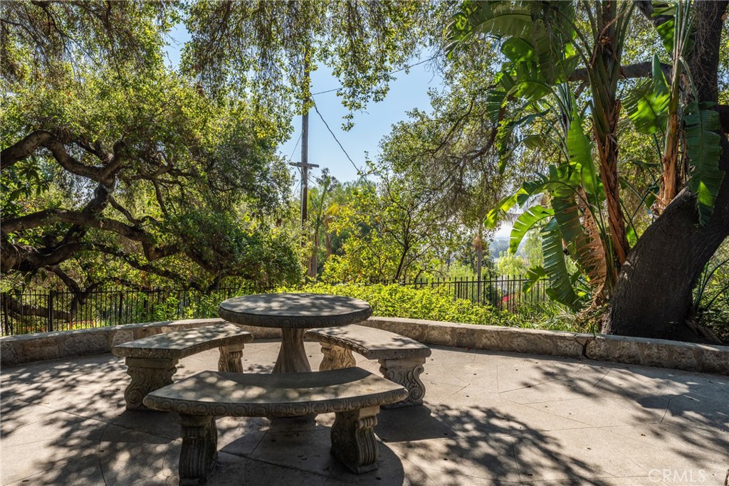 https://media.crmls.org/medias/0bd4827a-05bc-423a-993b-cb2524f2b128.jpg?preset=X-Large