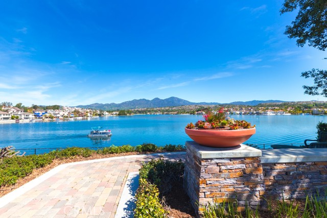 27992 Via Chocano, Mission Viejo CA: https://media.crmls.org/medias/0bd6937e-02e5-4cf7-9b73-d6dbc50550ef.jpg