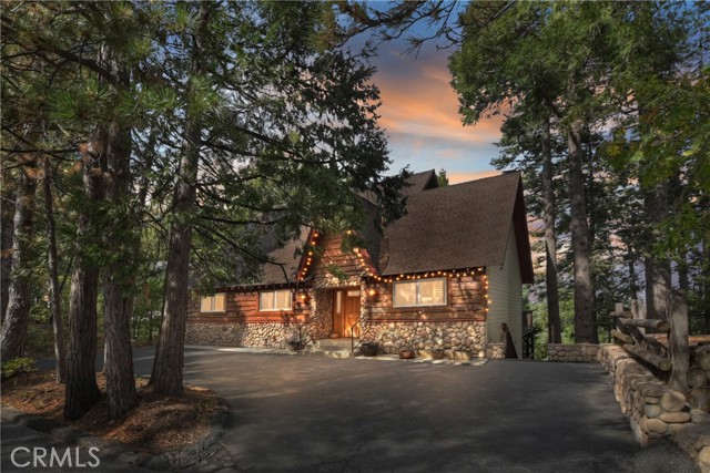 Detail Gallery Image 1 of 60 For 27276 Grizzly Ln, Lake Arrowhead,  CA 92352 - 4 Beds | 2 Baths