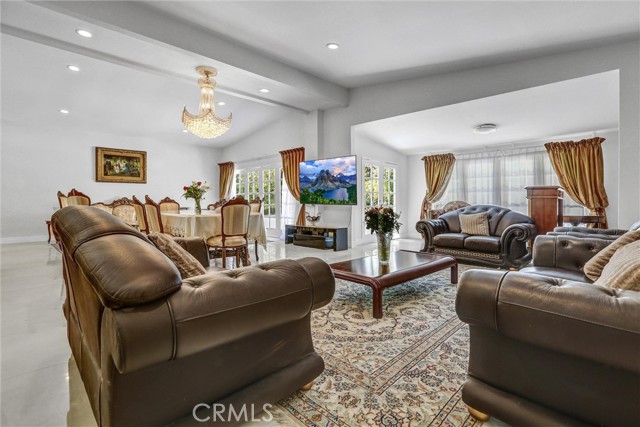 5115 Boda Pl, Woodland Hills CA: https://media.crmls.org/medias/0bdb79c3-bda3-4808-8ca8-b8f68c0a2b25.jpg