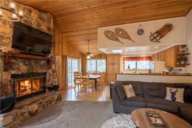 Detail Gallery Image 3 of 33 For 42324 Paramount, Big Bear Lake,  CA 92315 - 3 Beds | 2 Baths