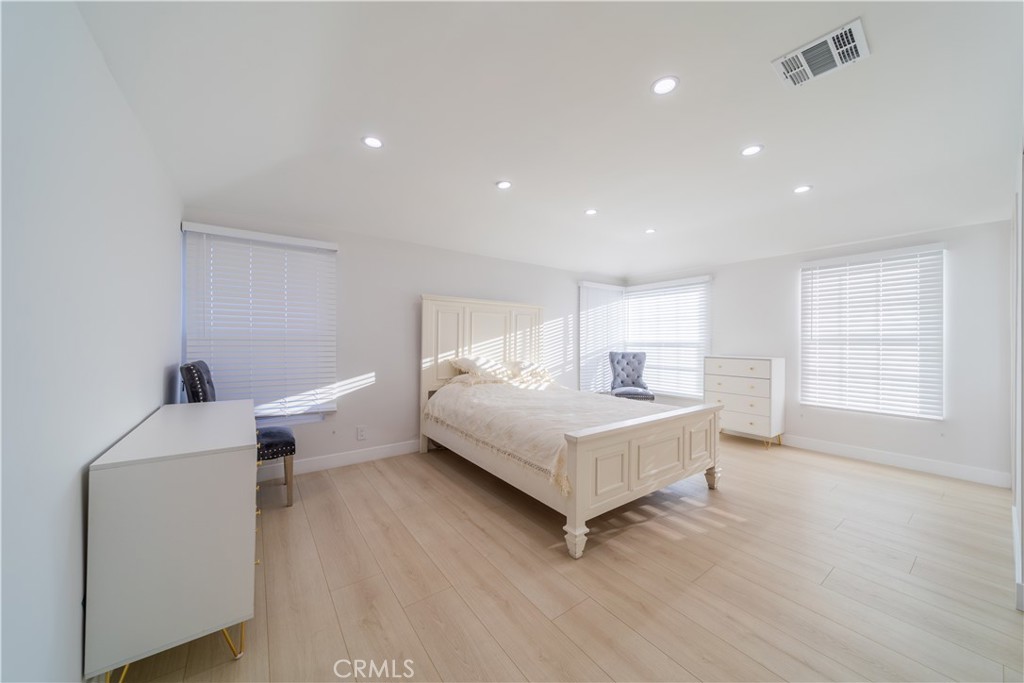902 E WALNUT AvenueBurbank img 21