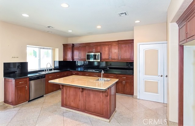 Detail Gallery Image 18 of 45 For 13030 Caspian, Victorville,  CA 92395 - 4 Beds | 3 Baths