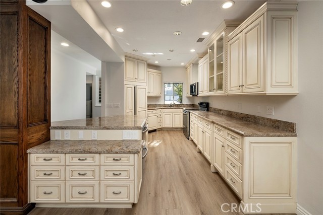 Detail Gallery Image 5 of 18 For 154 Woodburne, Newport Beach,  CA 92660 - 3 Beds | 3 Baths
