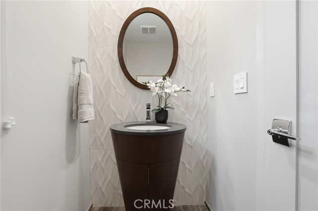 Detail Gallery Image 29 of 67 For 1745 Spreckels Ln, Redondo Beach,  CA 90278 - 3 Beds | 4/1 Baths