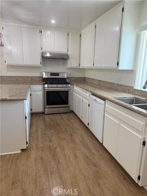 Detail Gallery Image 4 of 7 For 437 Richmond St #4,  El Segundo,  CA 90245 - 2 Beds | 2 Baths