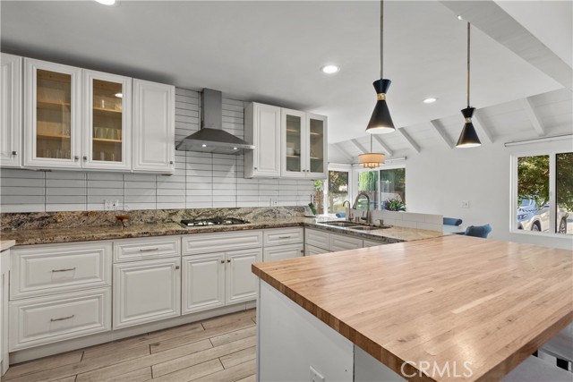 15756 Hart Street photo 4