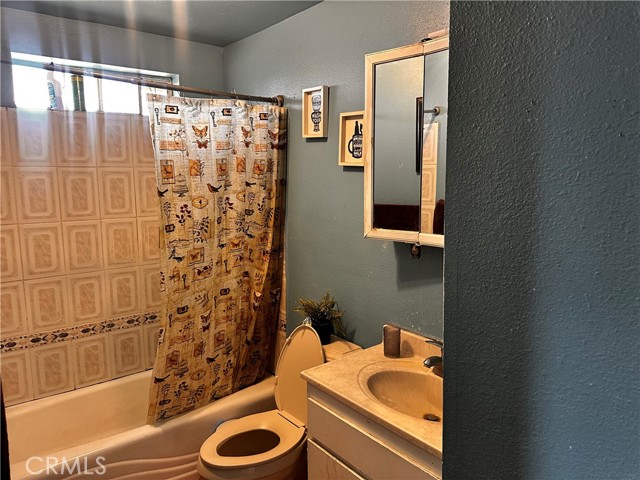 6317 Indio Avenue, Yucca Valley CA: https://media.crmls.org/medias/0be9a088-69e2-489d-a73f-ddbbdce0cf7f.jpg