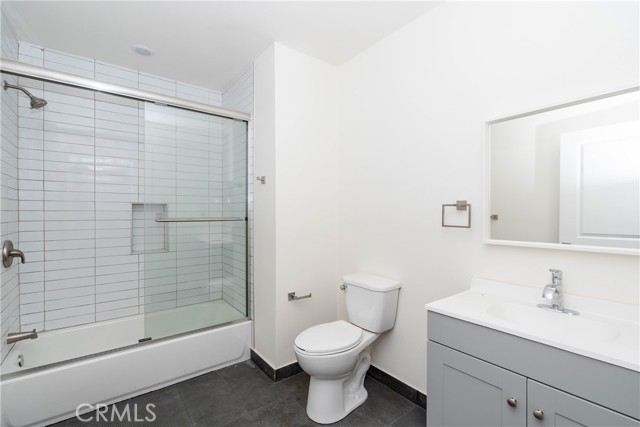 1038 E 53rd Street, Los Angeles CA: https://media.crmls.org/medias/0beaa9f0-ab80-4649-9738-f98a51e2afc2.jpg