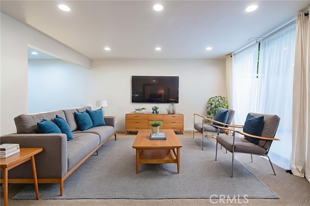 Detail Gallery Image 2 of 40 For 22038 Vanowen St #113,  Woodland Hills,  CA 91303 - 2 Beds | 3 Baths