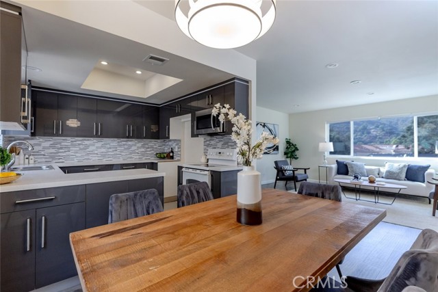 Detail Gallery Image 4 of 26 For 4042 Liberty Avenue #4,  La Crescenta,  CA 91214 - 2 Beds | 2 Baths