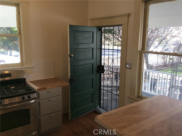 Detail Gallery Image 6 of 32 For 2124 E, Bakersfield,  CA 93301 - – Beds | – Baths