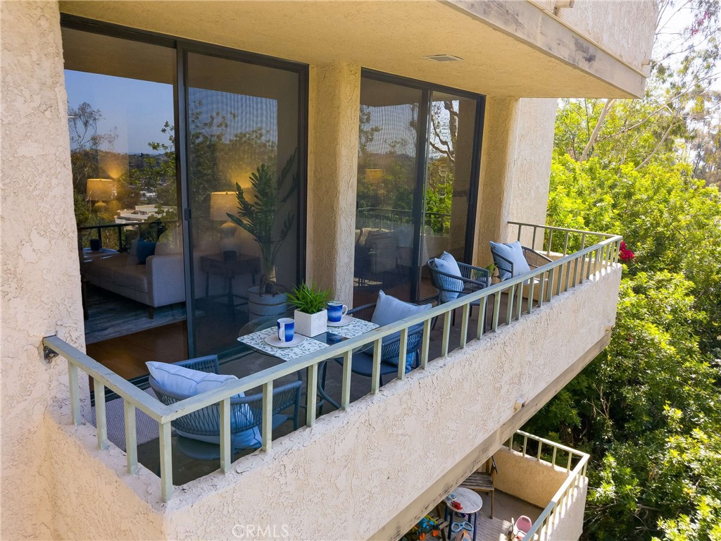 https://media.crmls.org/medias/0bee5166-94a3-4273-a302-b5a366d636a0.jpg?preset=X-Large