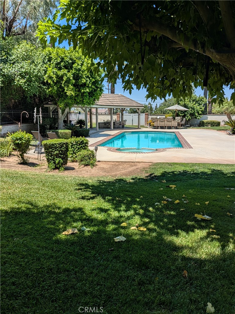https://media.crmls.org/medias/0beedc5b-bfbd-4779-8c8d-b5555aa263da.jpg?preset=X-Large