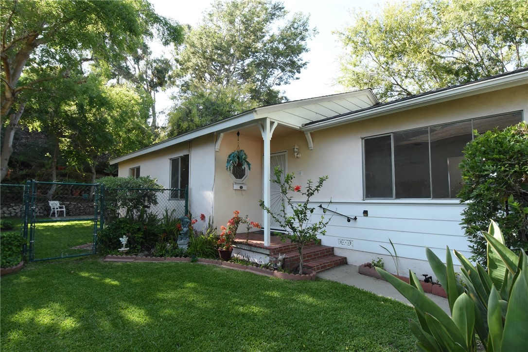 This home has such a wonderful feeling, feels like you are in the country surrounded by greenery!