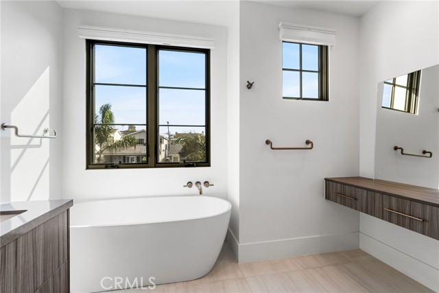 Detail Gallery Image 17 of 31 For 419 Narcissus Ave, Corona Del Mar,  CA 92625 - 3 Beds | 3/1 Baths