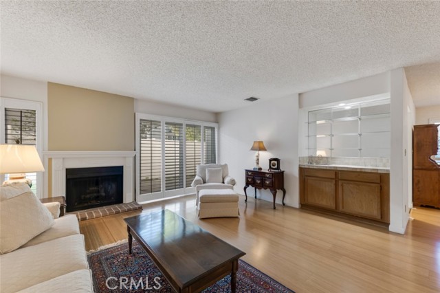 Detail Gallery Image 6 of 39 For 18200 Andrea Cir #6,  Northridge,  CA 91325 - 3 Beds | 2/1 Baths