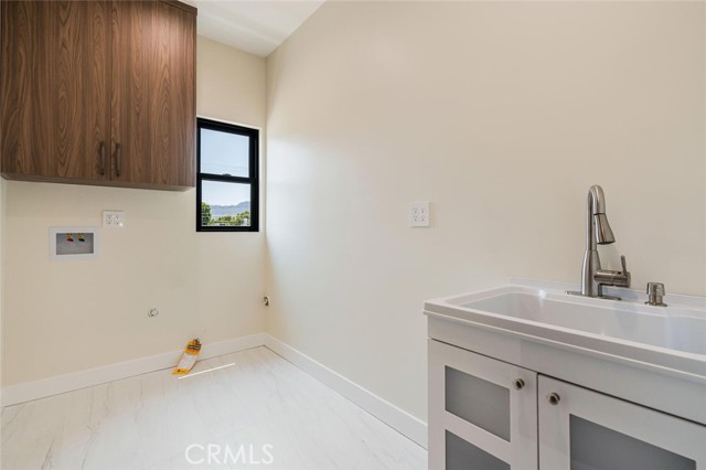 521 N Sparks Street, Burbank CA: https://media.crmls.org/medias/0bf483b6-ad8c-46ed-aa10-1ff62f78882f.jpg