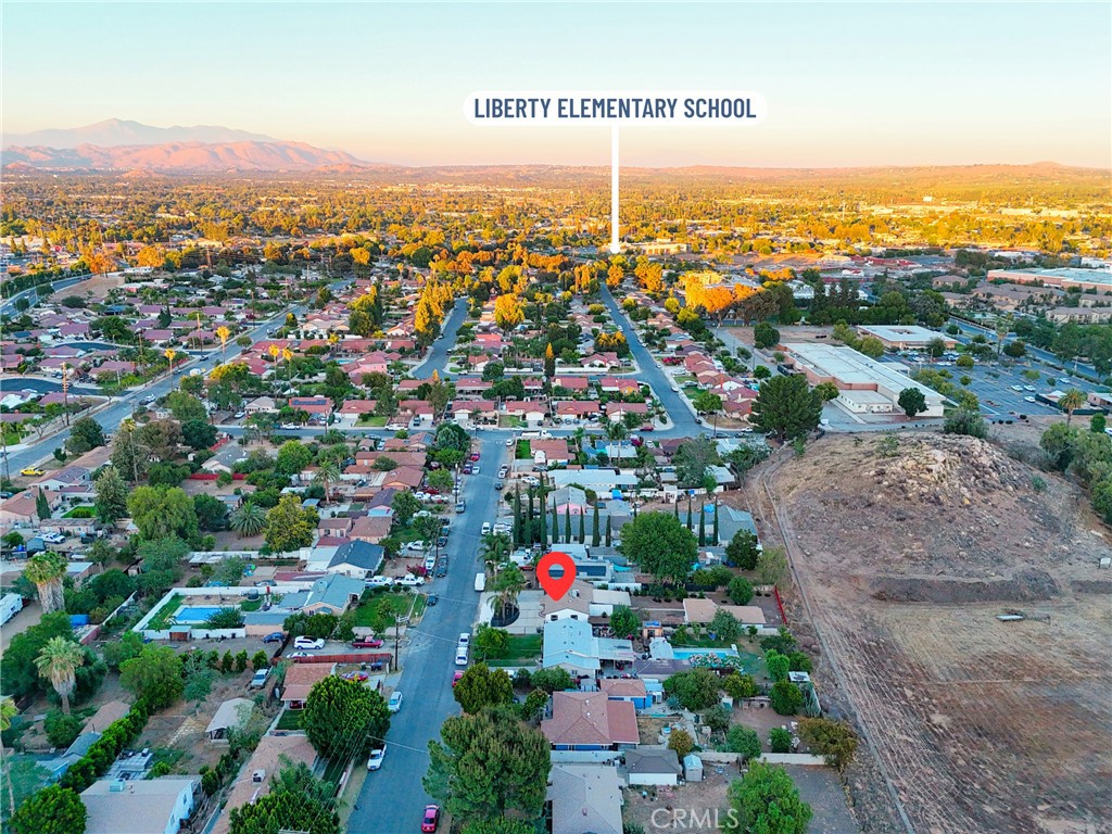 https://media.crmls.org/medias/0bf55253-6950-46a3-8665-774bb0f1df14.jpg?preset=X-Large