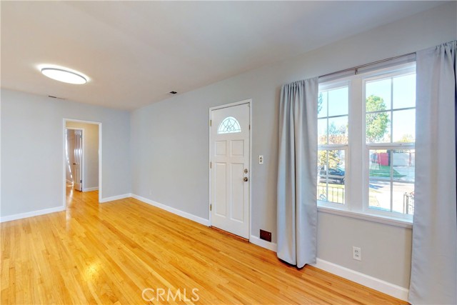 Detail Gallery Image 11 of 35 For 7648 Ostrom Ave, Lake Balboa,  CA 91406 - 4 Beds | 3 Baths