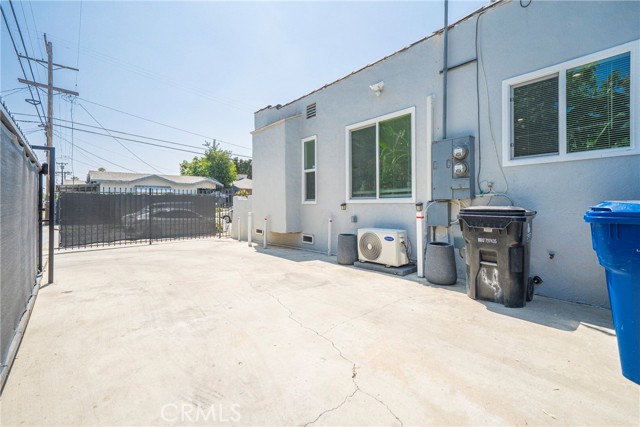 8217 Towne Avenue, Los Angeles CA: https://media.crmls.org/medias/0bfc5f15-fca9-4a07-a60d-77bc96788ac2.jpg