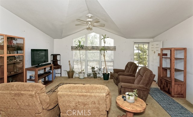 Detail Gallery Image 6 of 31 For 1895 Barkley Ranch Rd, Pinon Hills,  CA 92372 - 3 Beds | 2 Baths