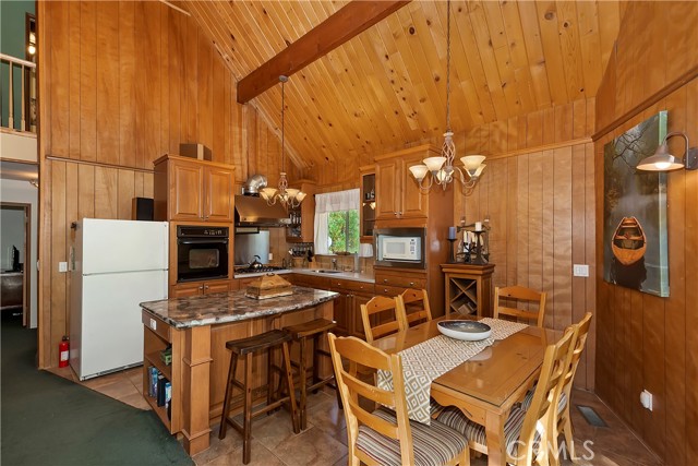 Detail Gallery Image 8 of 27 For 1068 Oak Ln, Lake Arrowhead,  CA 92326 - 3 Beds | 1/1 Baths