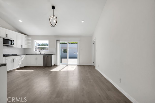 5434 Sylvia Avenue, Tarzana CA: https://media.crmls.org/medias/0c00e63a-3714-46b5-a22f-bed3d1416c77.jpg