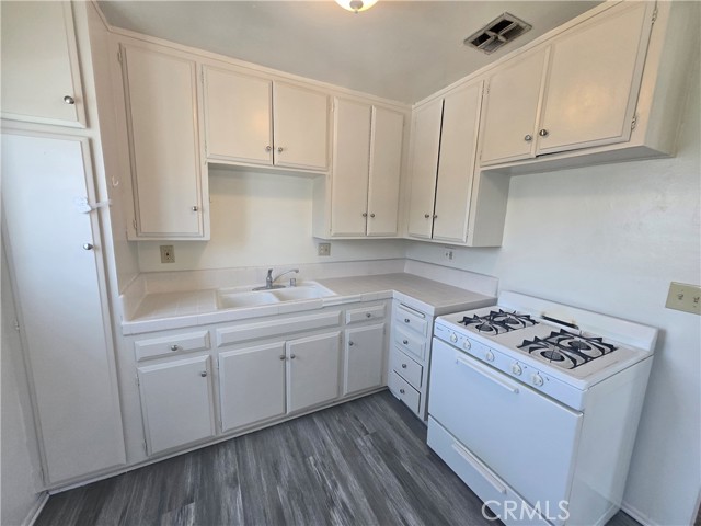 1558 N Hope Avenue, Ontario CA: https://media.crmls.org/medias/0c01e846-c8b6-4c03-83ef-52b255e56635.jpg