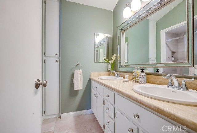 253 Gallery Way, Tustin CA: https://media.crmls.org/medias/0c046a54-2efa-4edb-9a0e-f2a186e7aa74.jpg