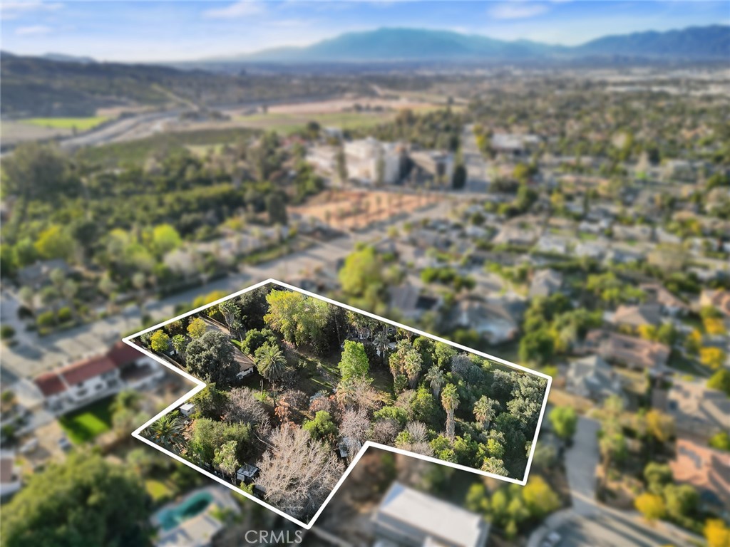 https://media.crmls.org/medias/0c059225-8d1b-4620-80c0-8d65731545df.jpg?preset=X-Large