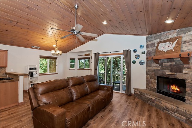 Detail Gallery Image 7 of 32 For 676 Lake Dr, Lake Arrowhead,  CA 92352 - 2 Beds | 2/1 Baths