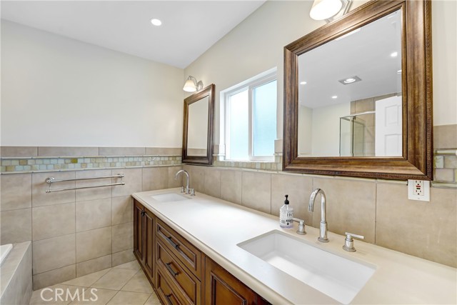 816 S Longwood, Los Angeles CA: https://media.crmls.org/medias/0c09159c-9c96-4a5a-a6bd-89e2571f10d1.jpg