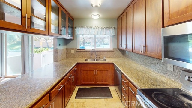 Detail Gallery Image 4 of 16 For 3210 Merrill Dr #23,  Torrance,  CA 90503 - 3 Beds | 2 Baths