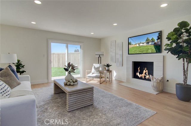 Detail Gallery Image 5 of 29 For 8652 Royer, Huntington Beach,  CA 92647 - 4 Beds | 2 Baths