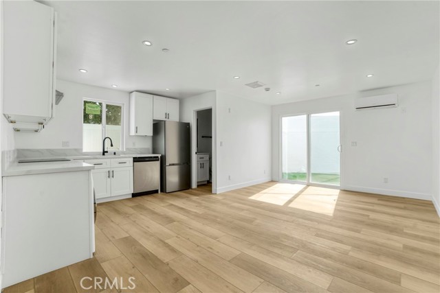 Detail Gallery Image 17 of 43 For 7909 Aldea Ave, Lake Balboa,  CA 91406 - 6 Beds | 5/2 Baths