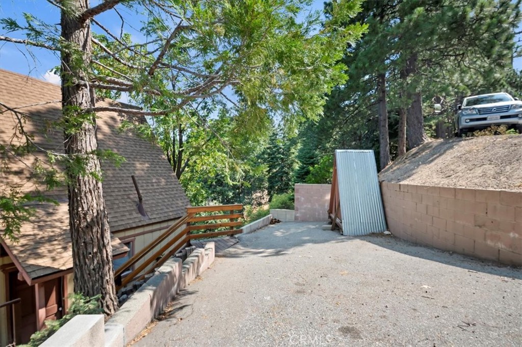 https://media.crmls.org/medias/0c0b1f73-a99f-4aa5-a8ae-133b0be0954c.jpg?preset=X-Large