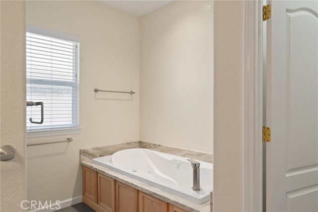 43 Edgewater Court, Chico CA: https://media.crmls.org/medias/0c0c1dff-442f-41f1-8794-5c01a4b54238.jpg