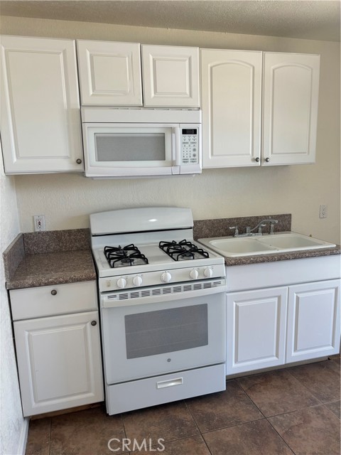 6688 Yucca Avenue, 29 Palms CA: https://media.crmls.org/medias/0c0ca97a-18dc-4ad8-b763-c9d925346964.jpg