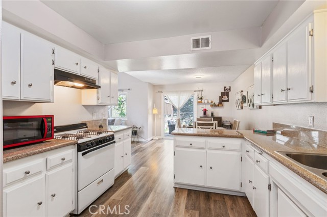 Detail Gallery Image 11 of 44 For 25259 Avenida Dorena, Newhall,  CA 91321 - 3 Beds | 2 Baths