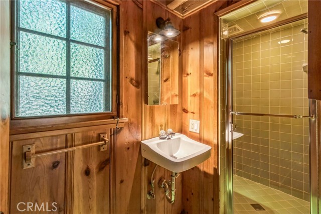 129 B Lane, Lake Arrowhead CA: https://media.crmls.org/medias/0c1023f1-ab87-4da8-832c-12abc1951d43.jpg