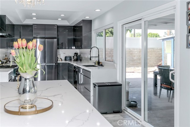 10670 Deering Avenue, Chatsworth CA: https://media.crmls.org/medias/0c117f2f-b0cb-4903-a7f2-b25d00546c77.jpg