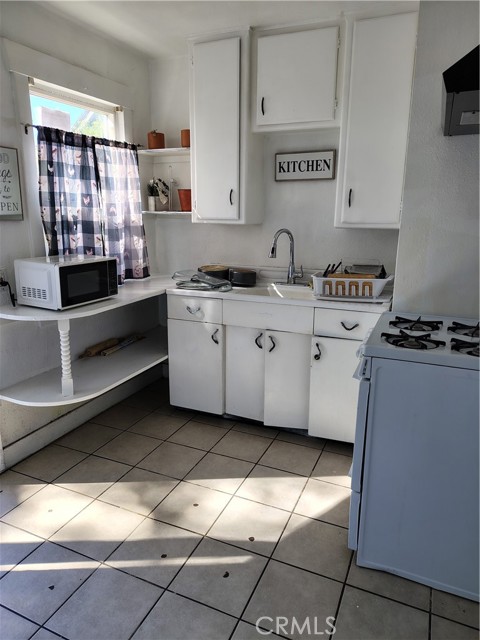 Detail Gallery Image 3 of 9 For 120 W Marshall Bld, San Bernardino,  CA 92504 - 2 Beds | 1 Baths